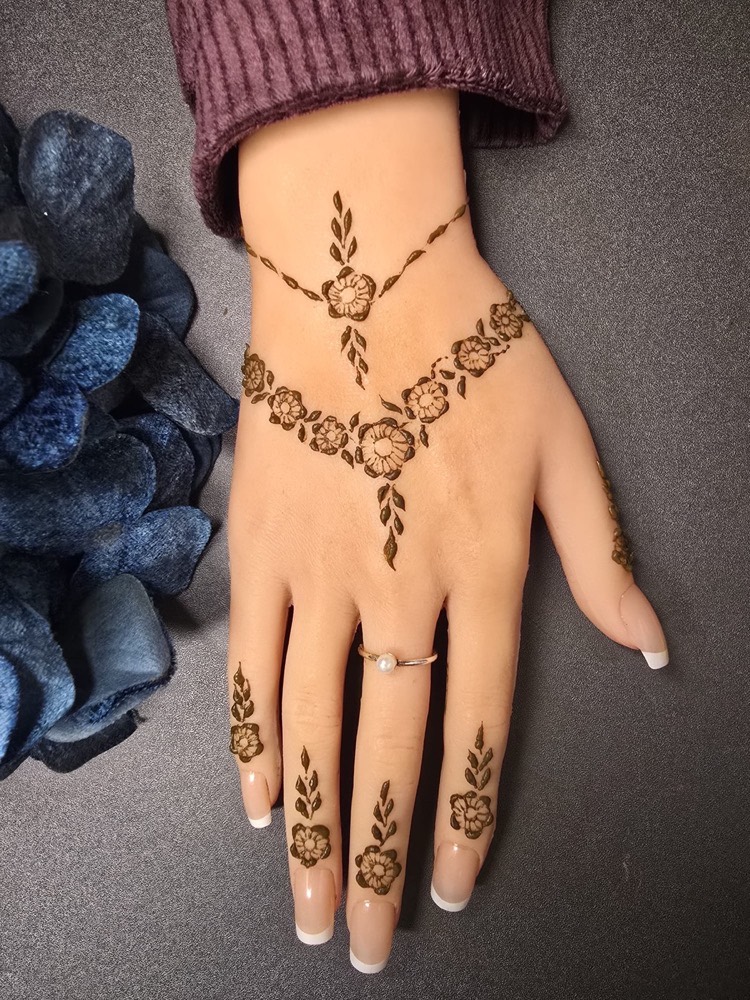 Floral mehndi design with roses, leaves and curved trails