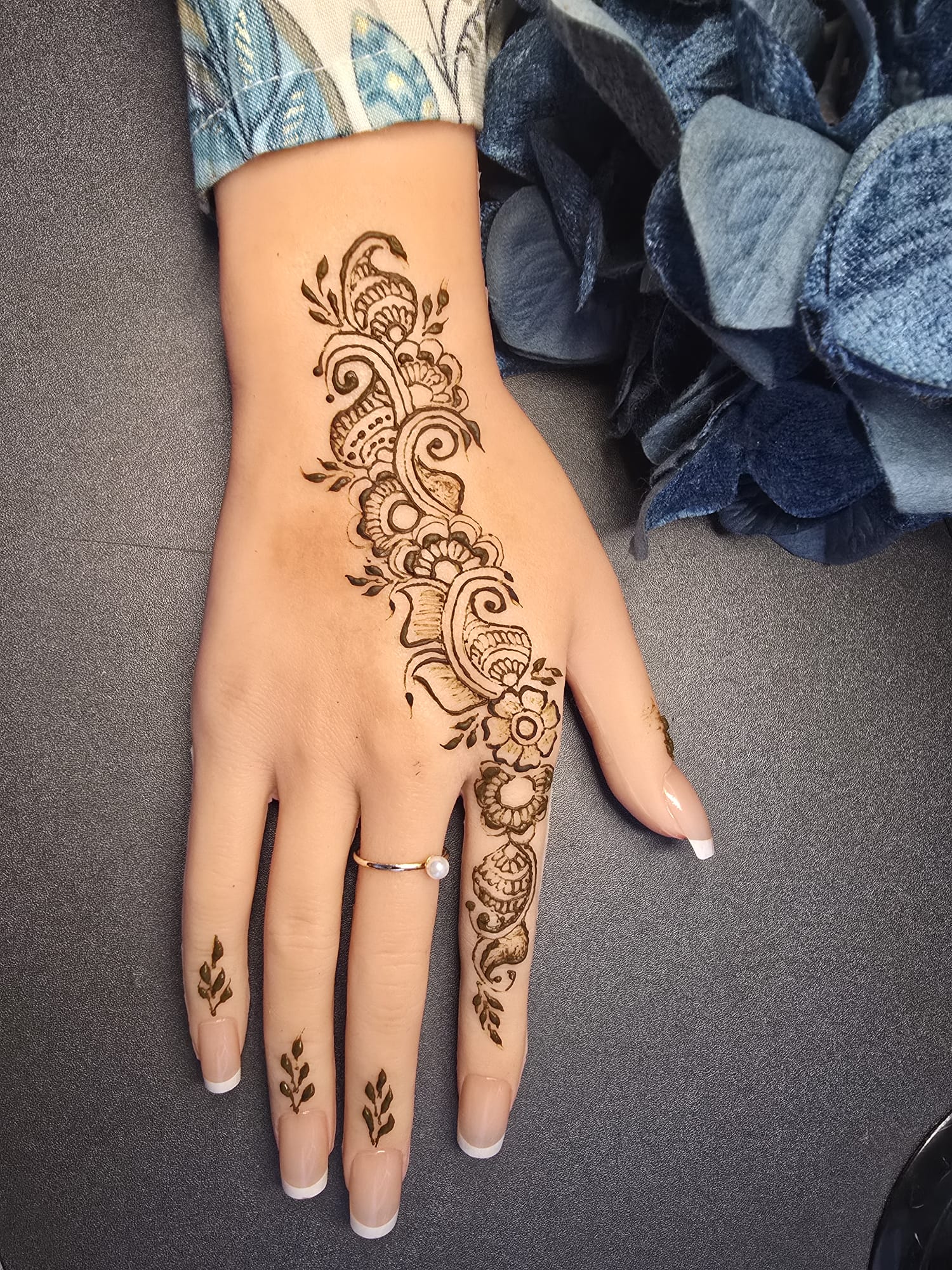 Leafy Arabic trail mehndi design for Shravan