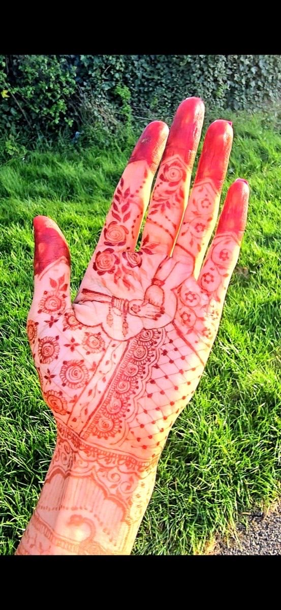 Natural henna design by Mehndi Aura for London bookings