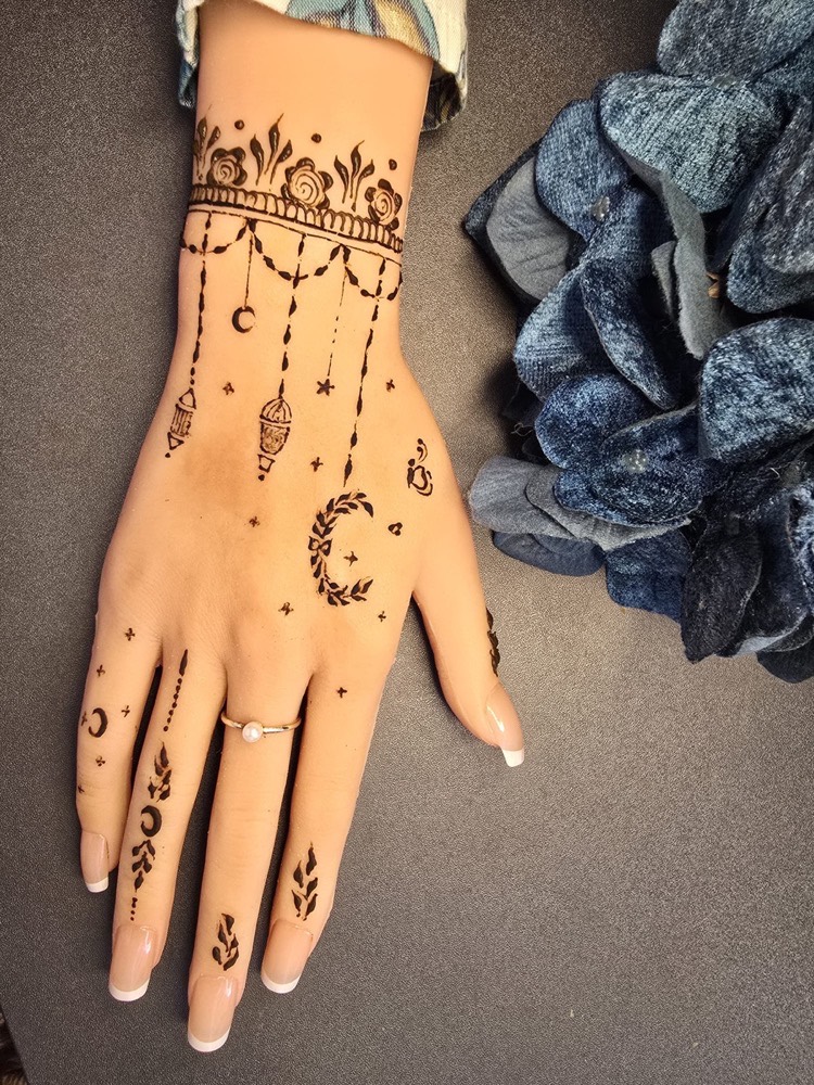 Minimal Eid henna design with soft vines and small hand details