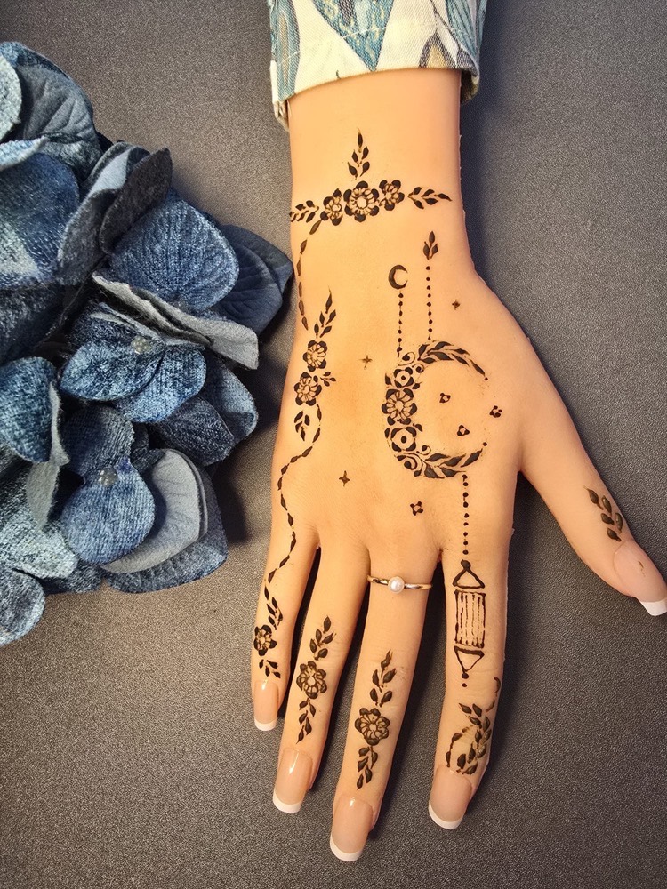 Minimal Eid henna design with fine dots and vines