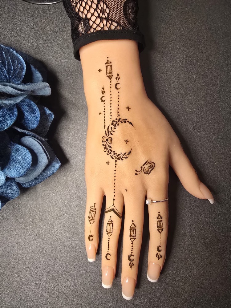 Arabic-inspired Eid henna design with floral movement