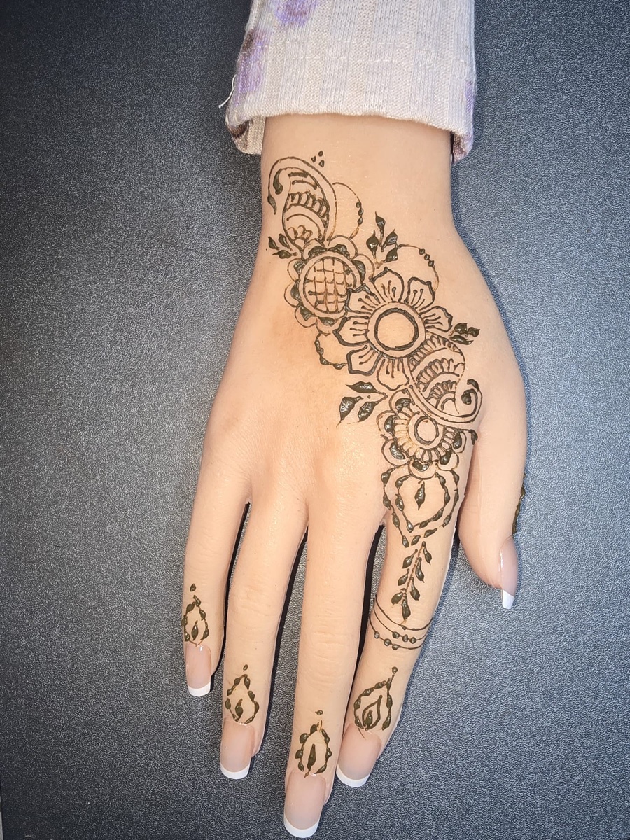 Recent floral Arabic mehndi design inspiration by Mehndi Aura