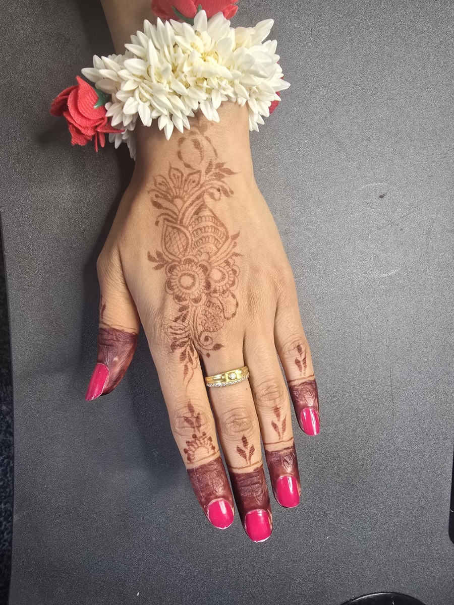 Floral wrist mehndi stain with flower bracelet by Mehndi Aura