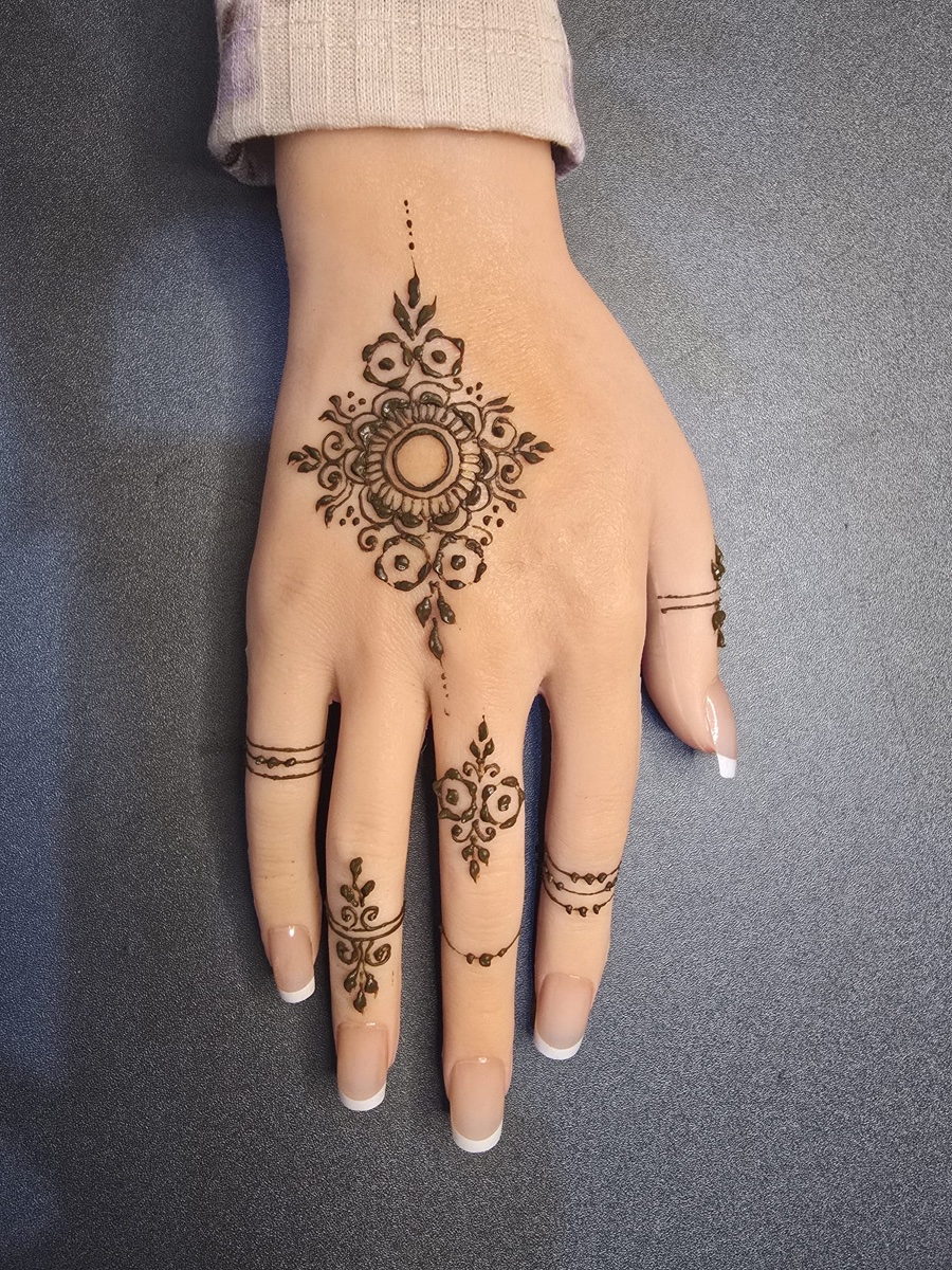 Minimal centre floral mehndi design by Mehndi Aura