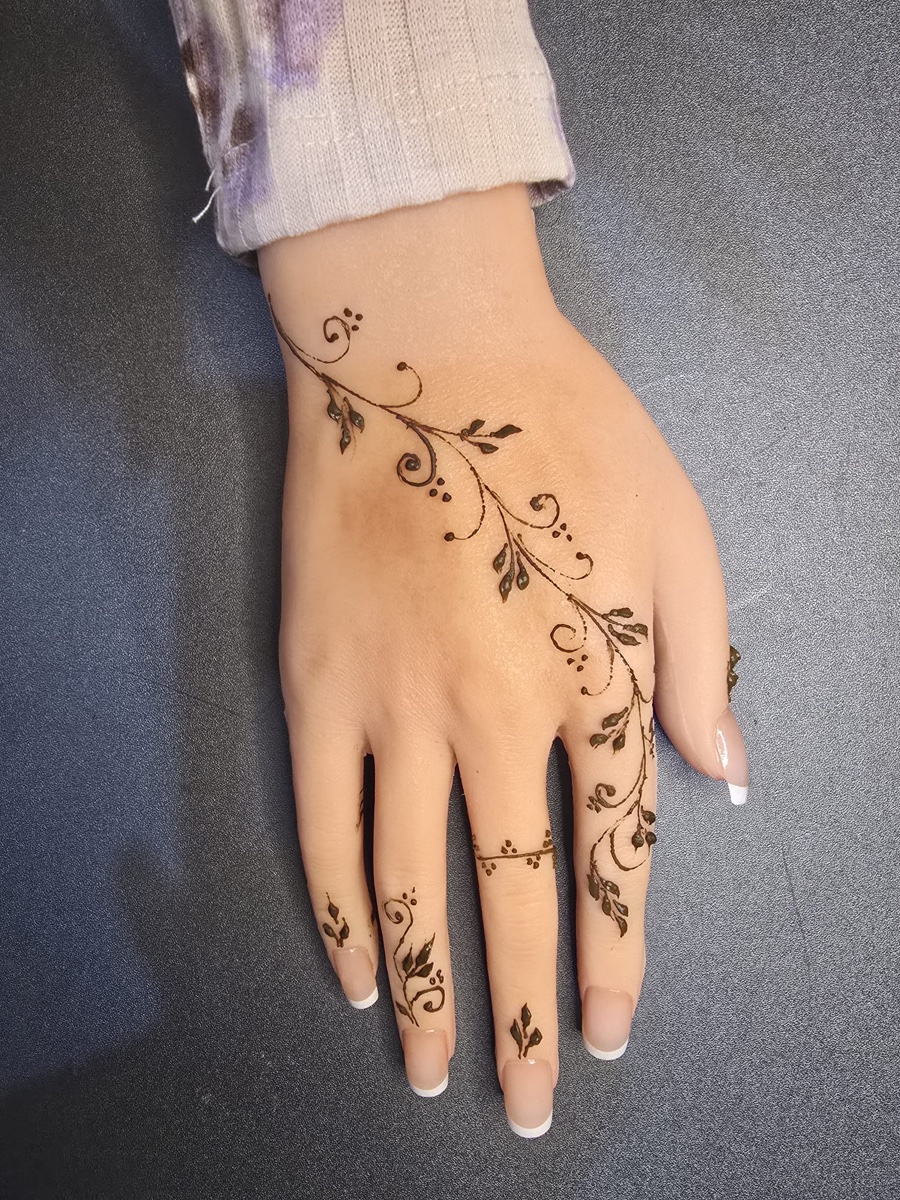 Minimal leafy trail mehndi design by Mehndi Aura