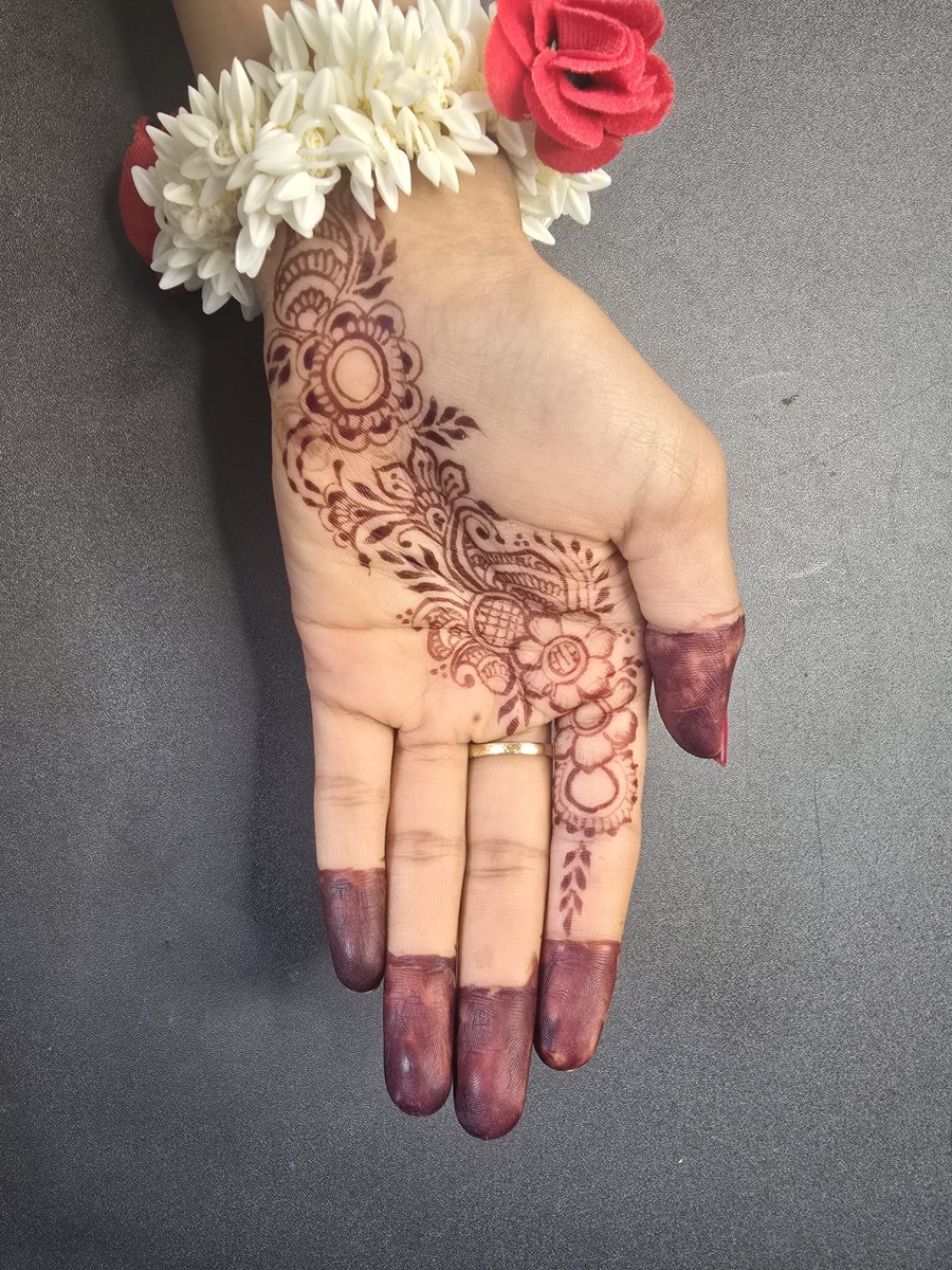 Palm floral mehndi stain by Mehndi Aura