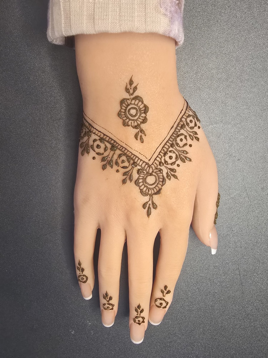 V-shape floral mehndi design by Mehndi Aura