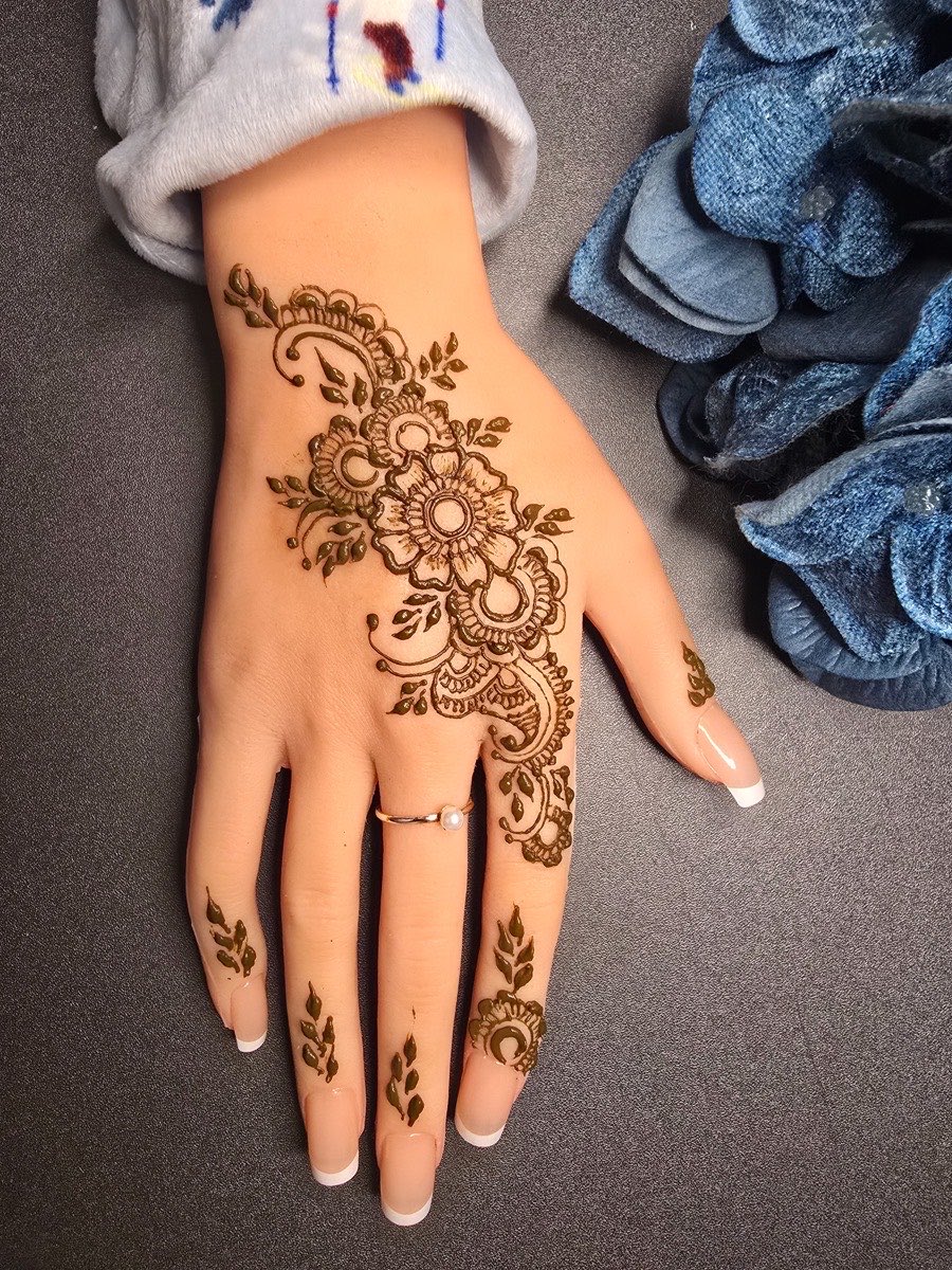 Floral Arabic mehndi design by Mehndi Aura in London