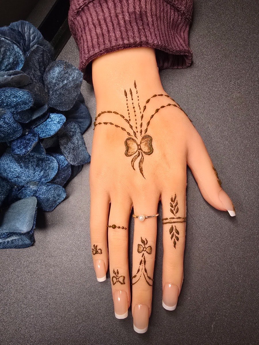 Minimal bow party mehndi design by Mehndi Aura in London