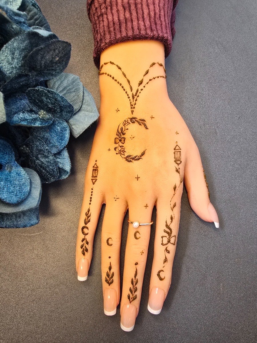 Minimal Eid henna design by Mehndi Aura for London-area bookings