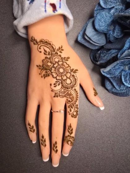 Arabic floral henna design by Mehndi Aura