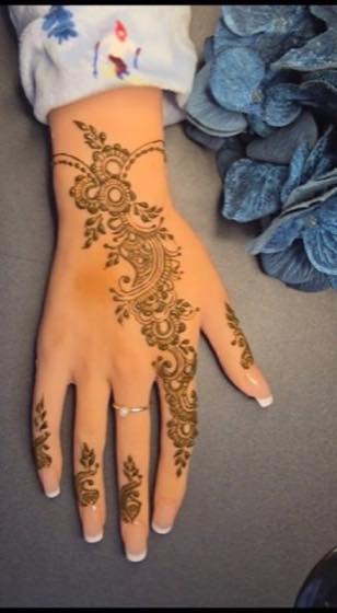 Side-flow Arabic henna design
