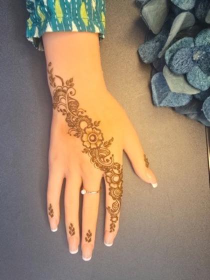 Minimal Arabic-inspired mehndi design with open spacing