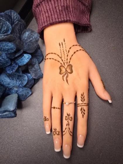 Minimal bow mehndi design by Mehndi Aura