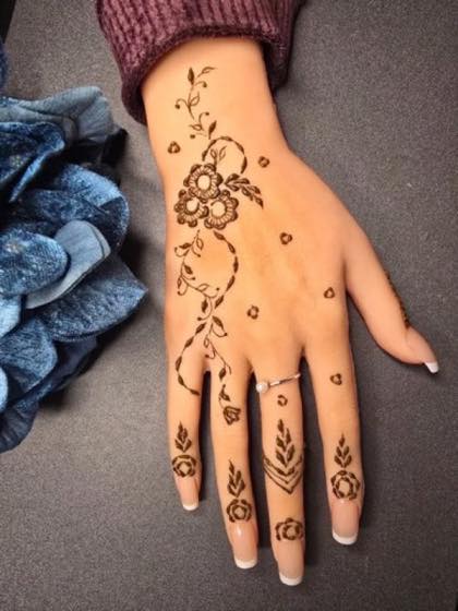Minimal floral mehndi by Mehndi Aura