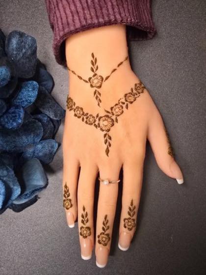 Minimal floral V shape mehndi design by Mehndi Aura