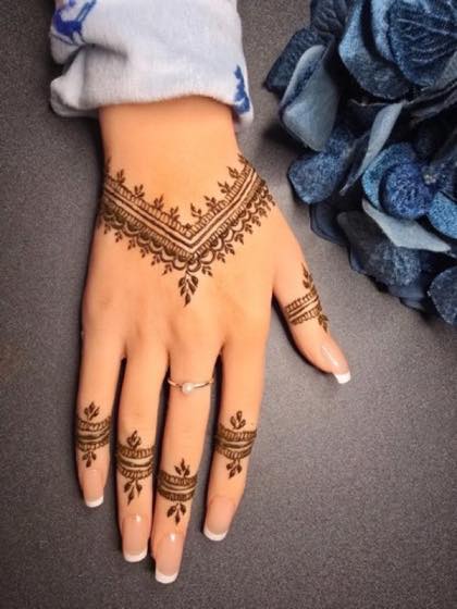 Minimal V-shape mehndi design