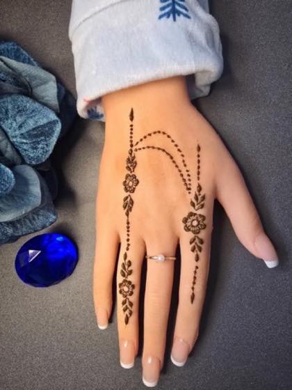 Very minimal floral mehndi design
