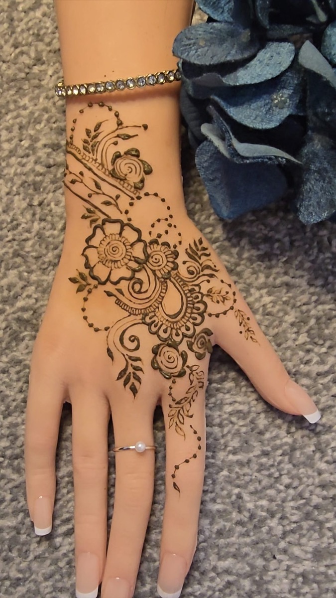 Floral pendant hand henna design